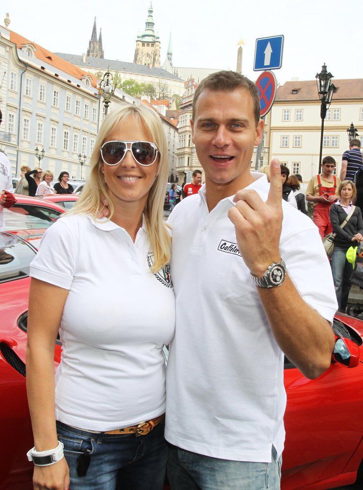 Vlasta Hájek (na snímku s přítelkyní Zuzkou Belohorcovou) je velkým znalcem vozů Ferrari.