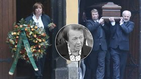 Manželka Jiřího Krejčíka Vlasta měla dnes pohřeb. Přišlo se s ní rozloučit mnoho příbuzných, včetně dcery Jiřinym, která nese věnec.