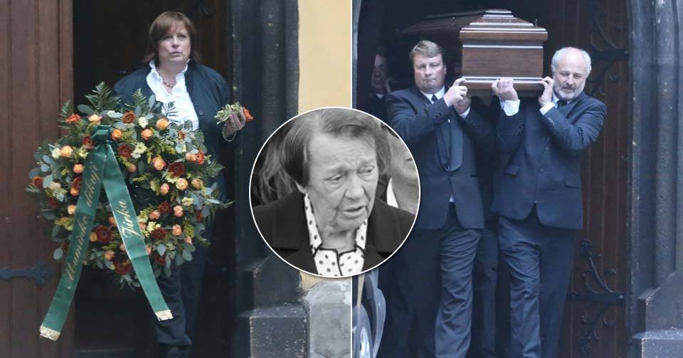 Manželka Jiřího Krejčíka Vlasta měla dnes pohřeb. Přišlo se s ní rozloučit mnoho příbuzných, včetně dcery Jiřinym, která nese věnec.