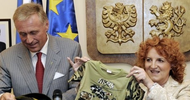 Žena šéfem armády: Vlasta Parkanová v době, kdy šéfovala resortu obrany ve vládě Mirka Topolánka