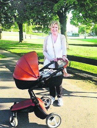 2017 Vlasta s vnoučkem na procházce v parku.