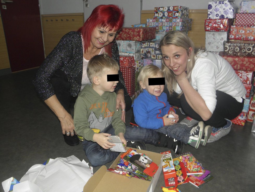 Paní Vlasta organizuje vánoční nadílku pro děti.