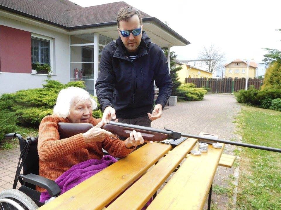 Paní Vlasta (97) žije v pětihvězdičkovém domově důchodců v Plzni a na nudu si rozhodně nestěžuje.