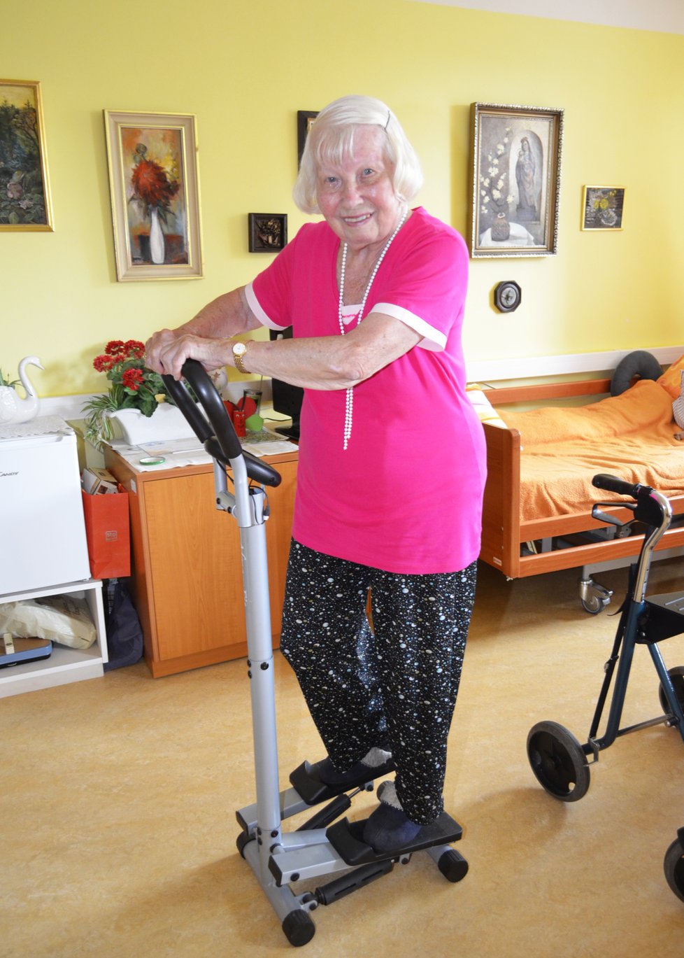 Paní Vlasta (97) je stále aktivní a cvičí.