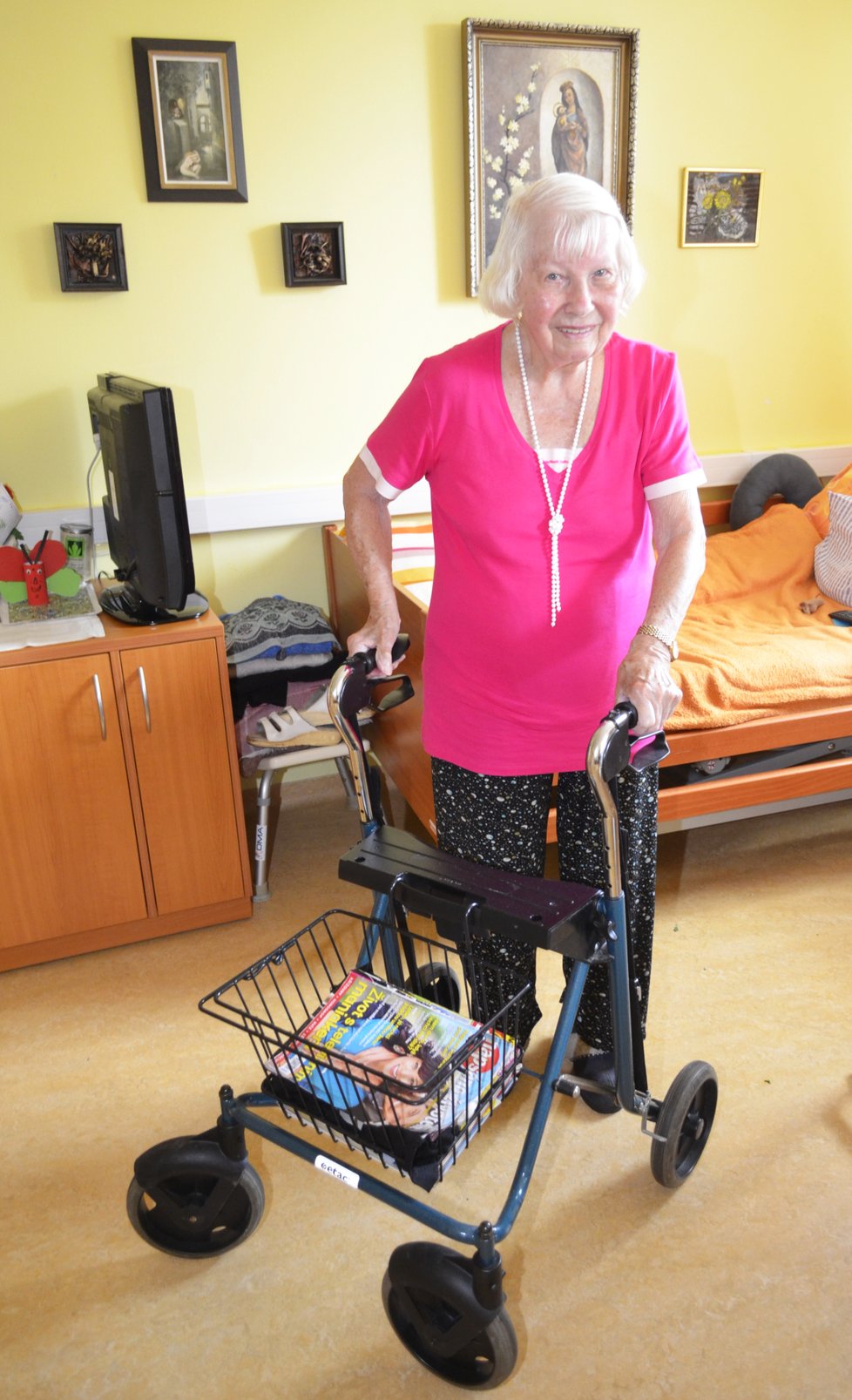 Při chůzi si pomáhá paní Vlasta (97) chodítkem, ale jinak je stále velmi čiperná.