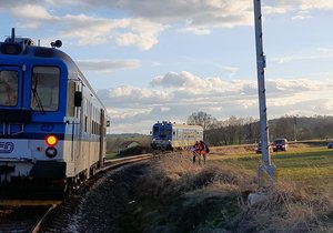 U Vlastce na Písecku se téměř srazily protijedoucí vlaky. Zastavily jen pár desítek metrů od sebe. (28. března 2023 )