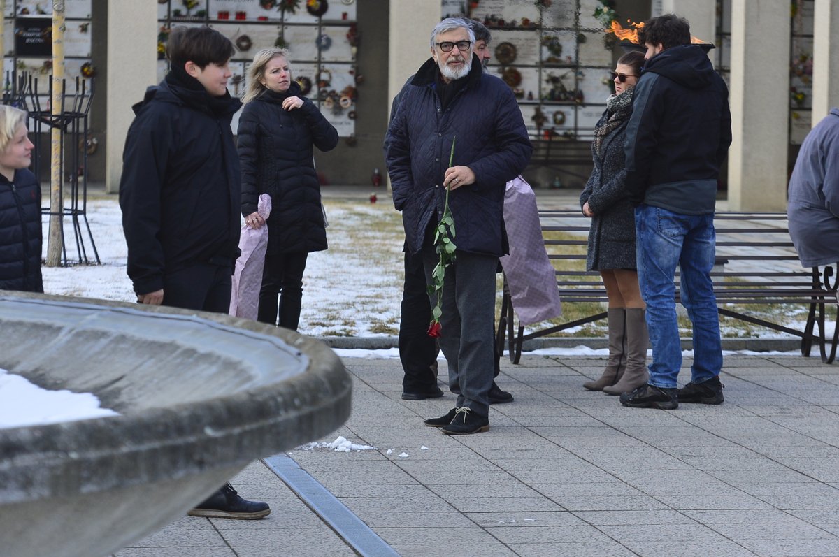 Poslední rozloučení s Vlastimilem Bedrnou proběhlo v krematoriu v pražských Strašnicích.