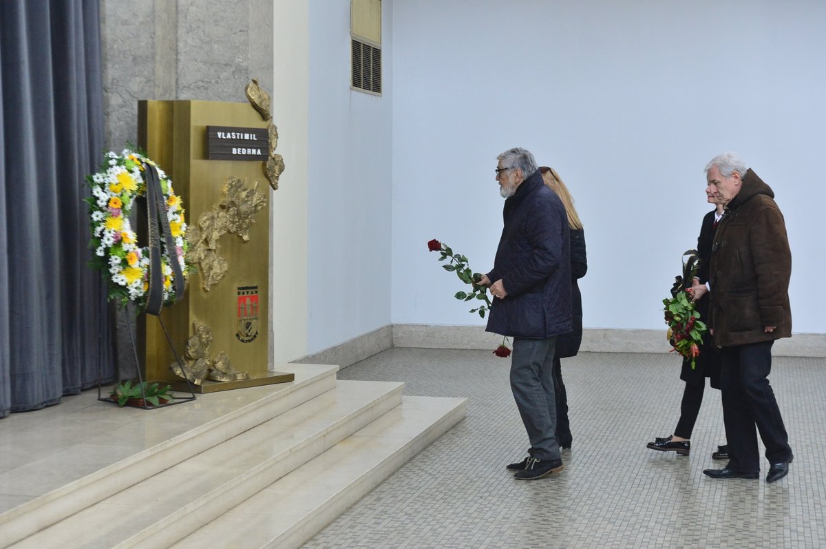 Poslední rozloučení s Vlastimilem Bedrnou proběhlo v krematoriu v pražských Strašnicích.