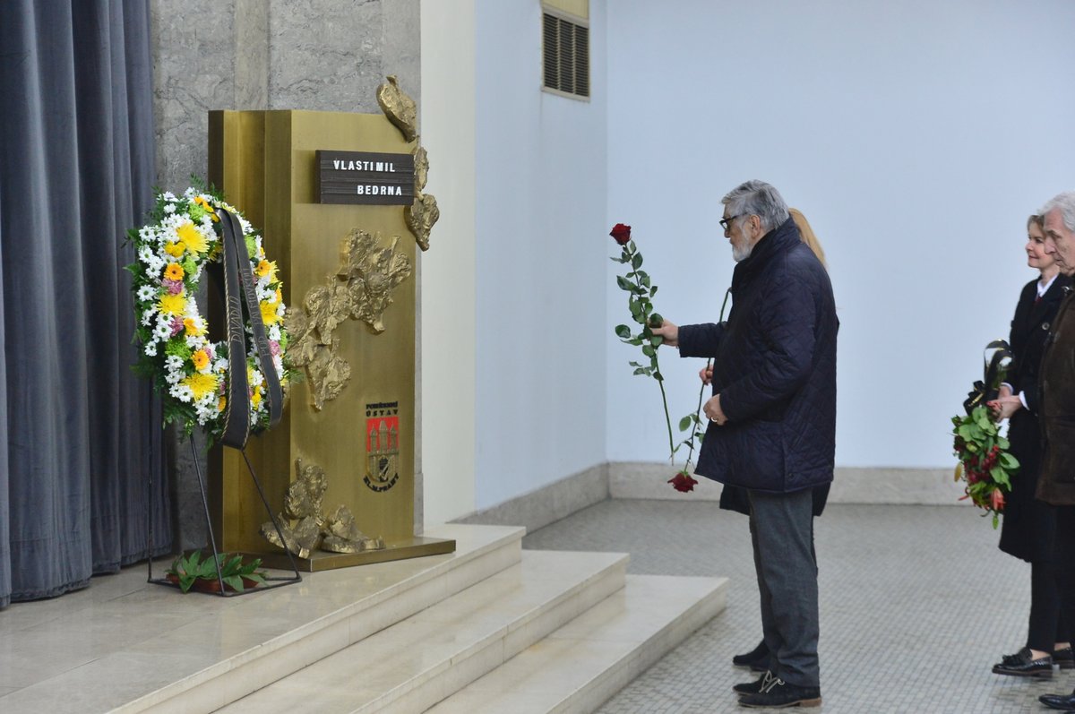 Poslední rozloučení s Vlastimilem Bedrnou proběhlo v krematoriu v pražských Strašnicích.