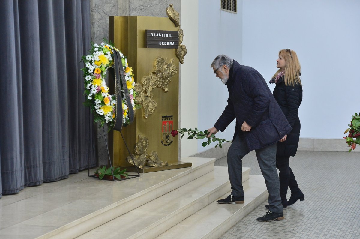 Poslední rozloučení s Vlastimilem Bedrnou proběhlo v krematoriu v pražských Strašnicích.