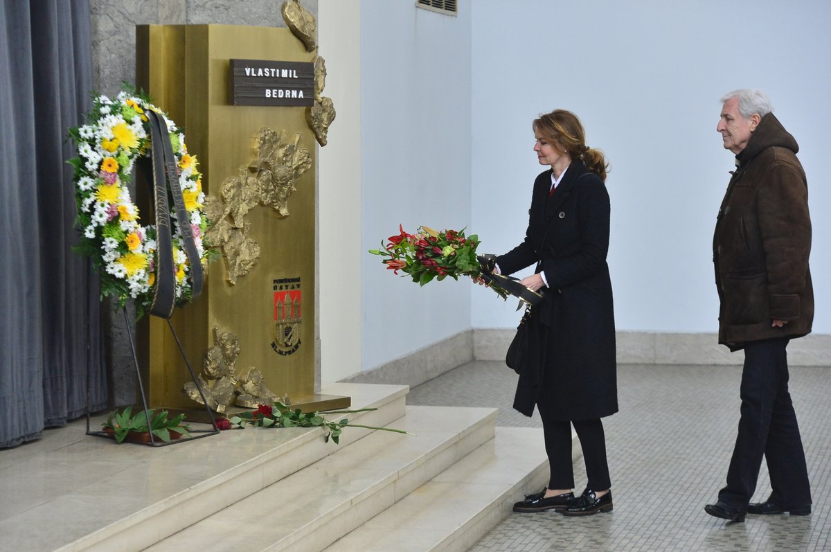Poslední rozloučení s Vlastimilem Bedrnou proběhlo v krematoriu v pražských Strašnicích.