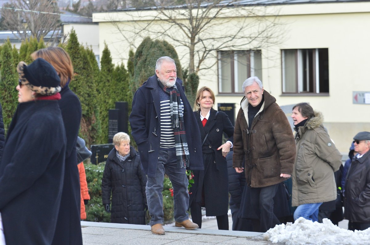 Poslední rozloučení s Vlastimilem Bedrnou proběhlo v krematoriu v pražských Strašnicích.