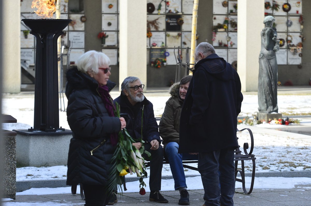 Poslední rozloučení s Vlastimilem Bedrnou proběhlo v krematoriu v pražských Strašnicích.