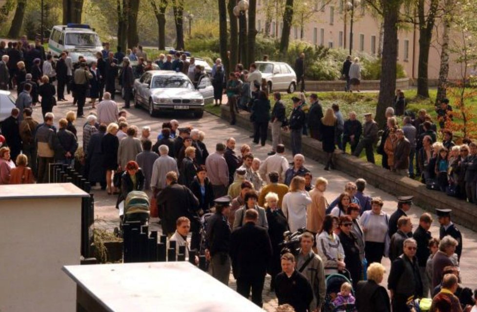 Na poslední cestu přišly Brodského vyprovodit stovky lidí.