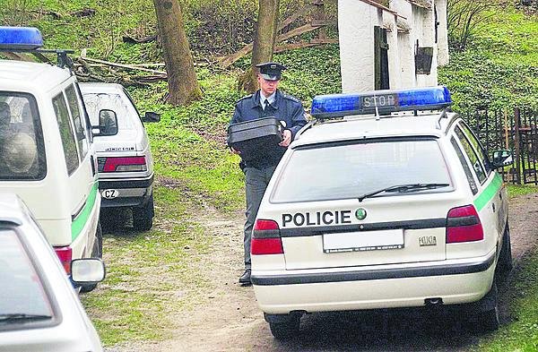 20. DUBEN 2002 - Krátce po neštěstí přijela na místo i policie.