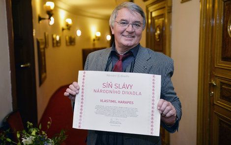 Vlastimil Harapes ukázal certifikát.