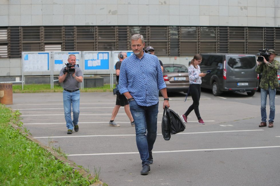 Na policejním ředitelství se objevil advokát Vlastimil Rampula,  který už dříve zastupoval Jana Kočku v případě jeho obvinění z krácení daní.