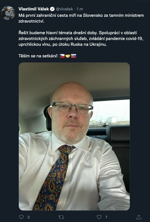 Ministr zdravotnictví Válek sdílel fotku z auta, pás neměl. Snímek později smazal a omluvil se.