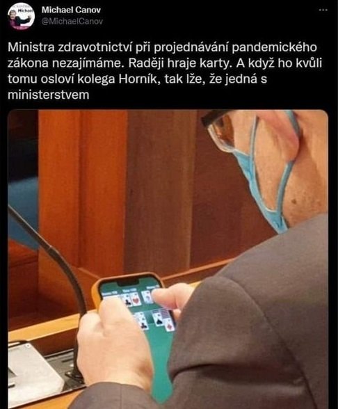 Ministr Válek hájil v Senátu novelu pandemického zákona, senátoři sdíleli fotku, jak v jeden moment hrál na mobilu karty (10.2.2022).