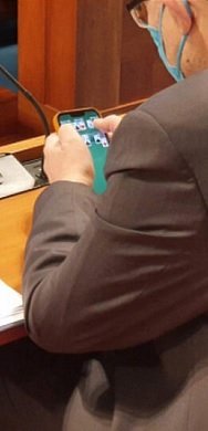 Ministr Válek hájil v Senátu novelu pandemického zákona, senátoři sdíleli fotku, jak v jeden moment hrál na mobilu karty (10.2.2022)