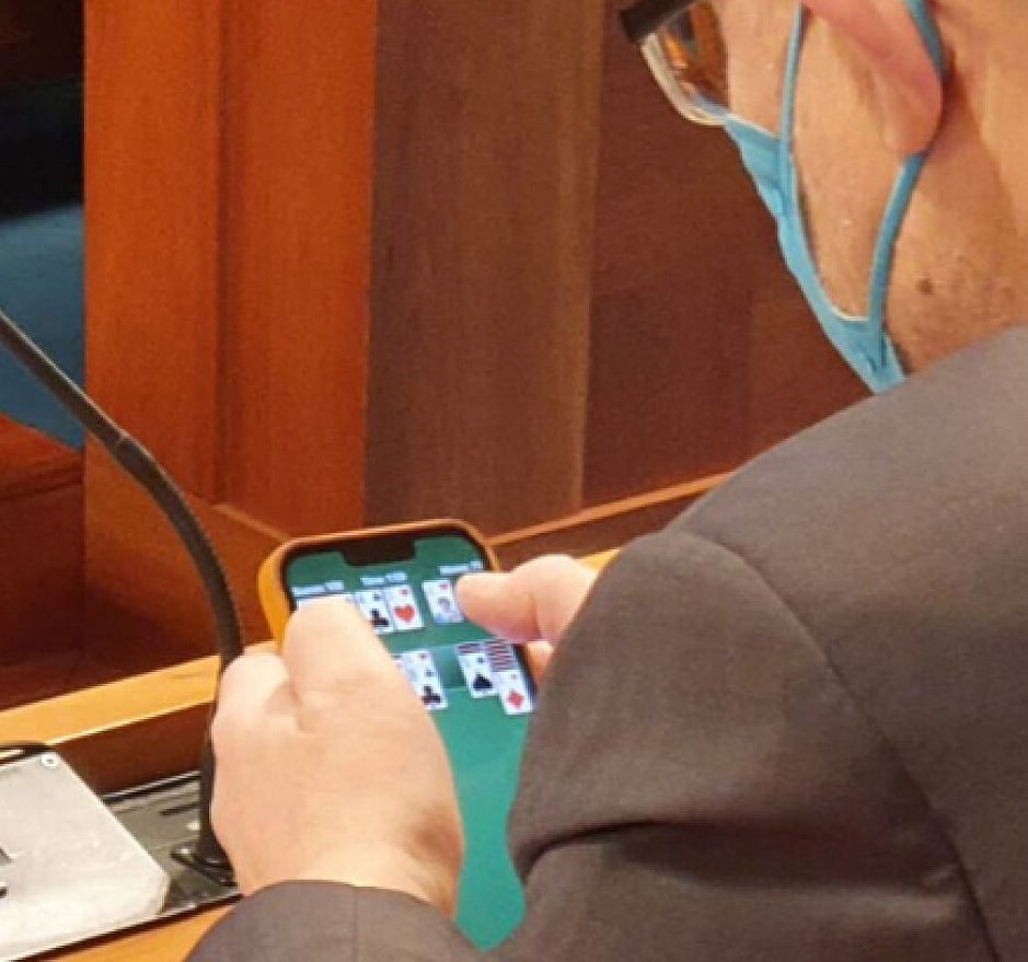 Ministr Válek hájil v Senátu novelu pandemického zákona, senátoři sdíleli fotku, jak v jeden moment hrál na mobilu karty (10.2.2022).