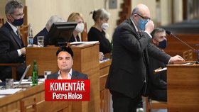 Komentář: Válkovy karty, trable a zmatky. S pandemickým zákonem se vláda střelila do nohy