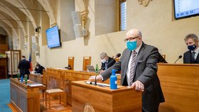 Minsitr zdravotnictví Vlastimil Válek (TOP 09) hájil v Senátu novelu pandemického zákona (10.2.2022)