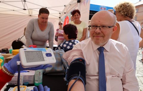 Válek o lécích v zaplavených oblastech: Distribuce funguje, do odříznutých míst je dopraví IZS | Blesk.cz