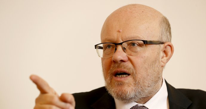 Ministr zdravotnictví Vlastimil Válek