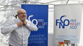 Ministr Válek se v Ostravě  nechal očkovat druhou posilující vakcínou proti covidu (10.10.2022)