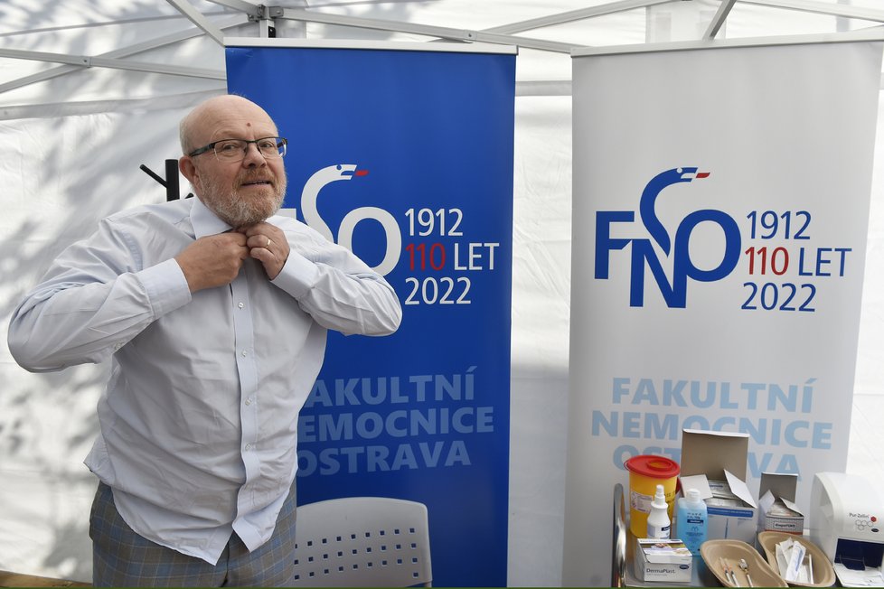 Ministr Válek se v Ostravě  nechal očkovat druhou posilující vakcínou proti covidu (10.10.2022).