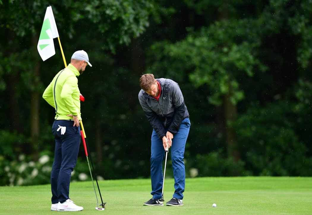 Duo Vlastimil Vidlička (vlevo), Pavel Mareš (vpravo) na golfovém turnaji někdejších fotbalových hvězd