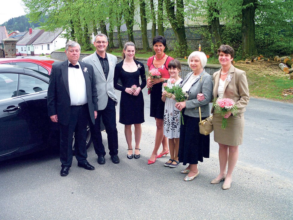 Herec chtěl mít na svatbě klid. Pozval jen nejužší rodinu své vyvolené a svou maminku. Zleva: ženich Vlastmil, švagr David, švagrova dcera, Švagrová Šárka, druhá dcera, ženichova maminka, nevěsta Judita