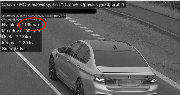 Obcí Vlaštovičky na Opavsku prosvištěla sportovní auta vysokou rychlostí