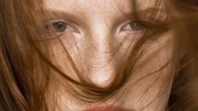 Vypadávání vlasů trápí mnoho žen