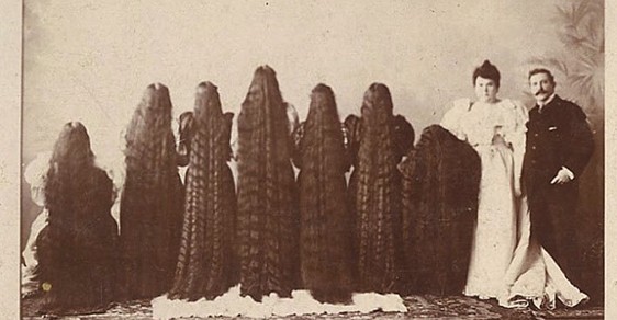Bizarní Viktoriáni: Příběh sedmi sester, které vydělaly majlant na extrémně dlouhých vlasech