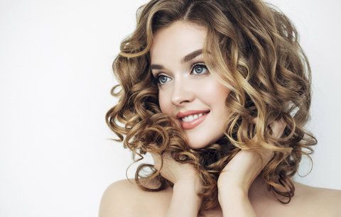 Test vlasových tužidel: Která neslepí vlasy a vytvoří dokonalý objem?