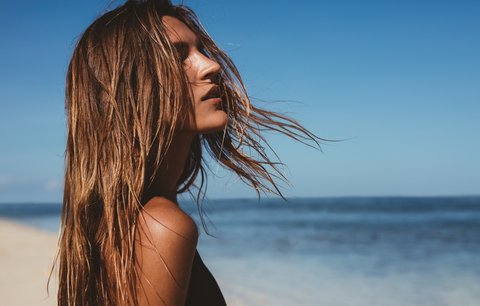 Vlasy v létě: Čím jim škodíte a jak je dát zase do pořádku?