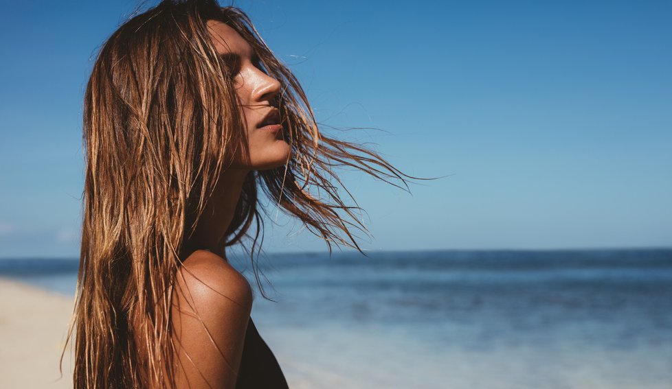 Vlasy v létě: Čím jim škodíte a jak je dát zase do pořádku?