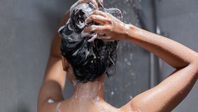 Mytí vlasů bez šamponu? Vyzkoušejte jednu z přírodních alternativ