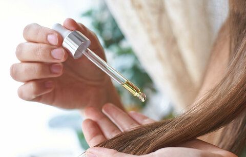 Test olejů na vlasy: Které pomůžou s třepícími se konečky a nezatíží vlasy?