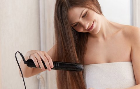 5 zásad správného žehlení vlasů: Používejte hřeben a zapomeňte na lak!