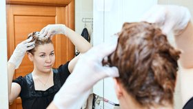 9 rad, jak si doma obarvit vlasy! A proč si je před tím nemýt?