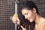 Jak správně nanášet olej na vlasy?