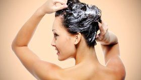 Nový trend: Zahoďte šampony a myjte si vlasy jen vodou!