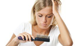 8 důvodů, proč vám padají vlasy. Můžete je zachránit!