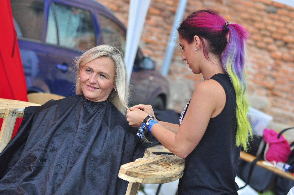 Strážnice Šárku s Petrou ostříhali na metalovém festivalu: Vlasy darovaly dětem s rakovinou.
