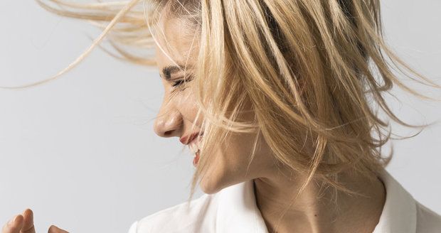 Co pomáhá na vypadávání vlasů? Kadeřnice a dermatoložky radí