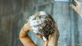 Víte, jak si často mýt vlasy a kolik šamponu použít? Vyvarujte se těchto chyb
