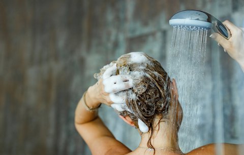 Víte, jak si často mýt vlasy a kolik šamponu použít? Vyvarujte se těchto chyb